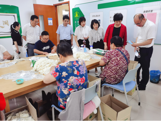 苏州市残联党组书记胡岚一行调研黄桥街道残障人士工作